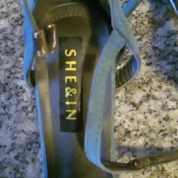 She & In heels - Picture 4 of 5